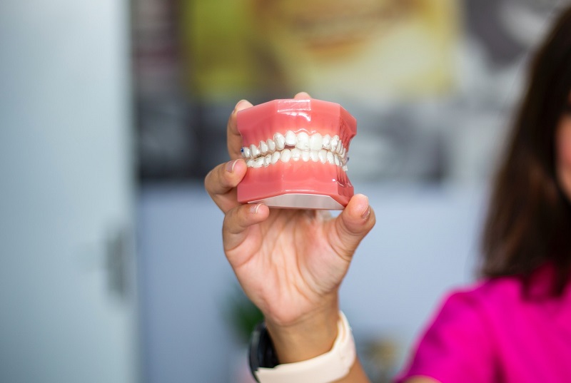 Perawatan Implan Gigi dan Gigi Tiruan Lepasan di Klinik Gigi Yogyakarta